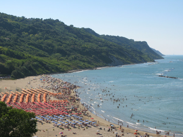 Spiaggia di Baia Flaminia in Agosto