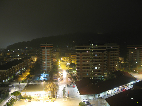 Panoramica notturna sui locali di Baia Flaminia