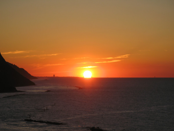 Sole sull'orizzonte al tramonto visto da Baia Flaminia