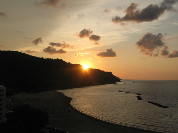 Sole al tramonto sul Monte San Bartolo