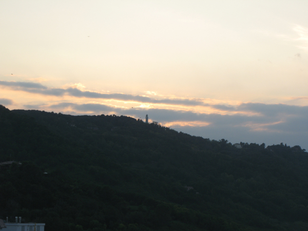 Colori al tramonto sul monte San Bartolo