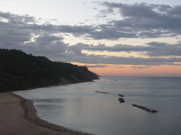 Nuvole e colori del tramonto da Baia Flaminia