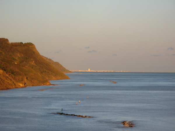 Panorama di Rimini illuminato dal sole visto da Baia Flaminia 