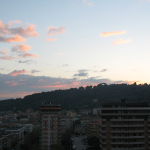 Nuvole rosa al tramonto dietro il Monte San Bartolo