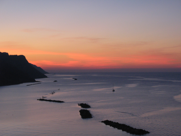 Cielo rosso all'orizzonte nel tramonto a Baia Flamimia