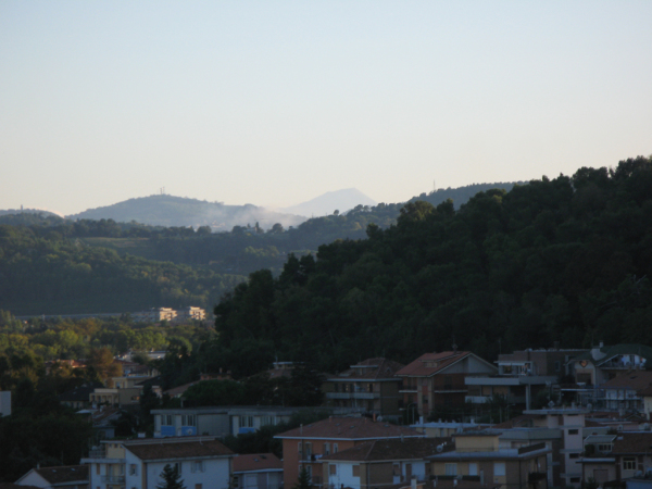 Vista del monte Catria da Baia Flaminia