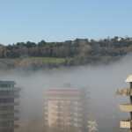 I palazzi in Baia sono coperti dalla nebbia