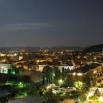 Panorama della città di notte dalla Baia Flaminia