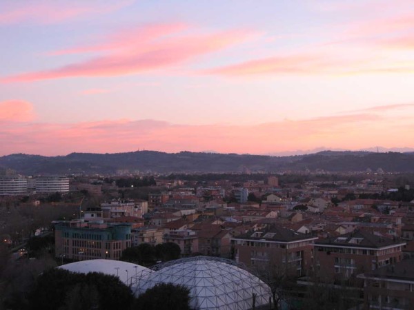 Panorama della città di Pesaro al tramonto