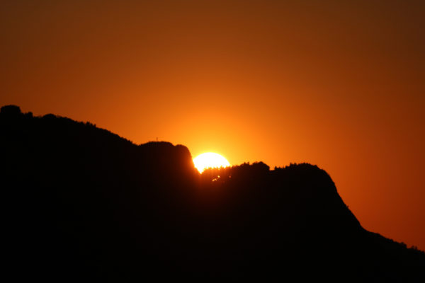 Il sole al tramonto si nasconde dietro il San Bartolo nella serata del 17 maggio 2017
