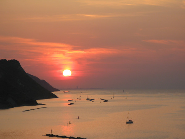 Tramonto infastidito dalle nuvole in Baia Flaminia