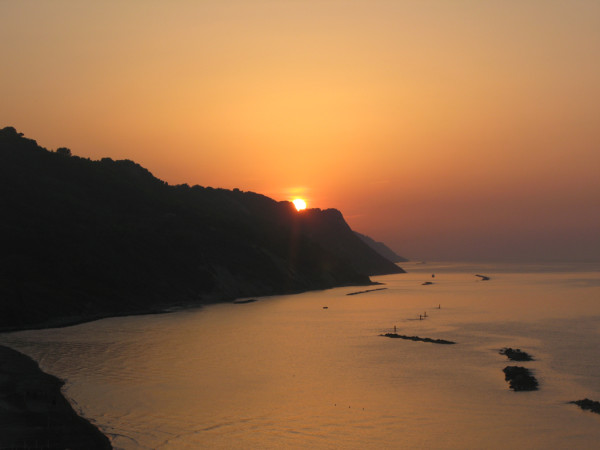 Il sole tramonta dietro il San Bartolo