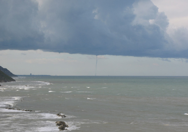 Tromba d'aria sul mare antistante Baia Flaminia