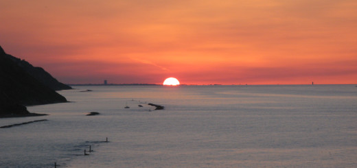 Sole al tramonto tra i grattacieli di Rimini e Cesenatico