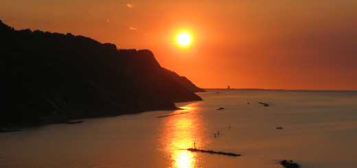 Suggestivo riflesso sul mare del sole al tramonto in Baia