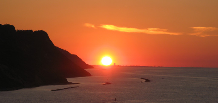 Sole su Rimini al tramonto visto da Baia Flaminia