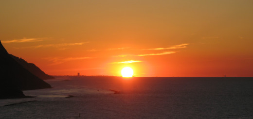 Sole sull'orizzonte al tramonto visto da Baia Flaminia