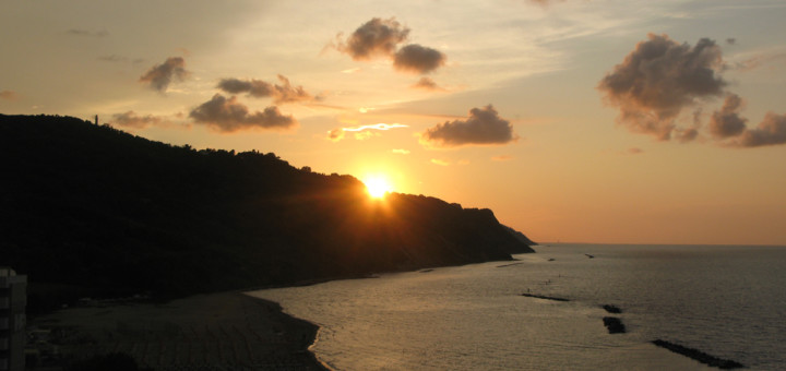 Sole al tramonto sul Monte San Bartolo