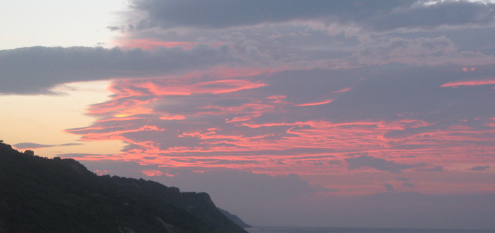 Manto rosa di nuvole al tramonto sopra il San Bartolo