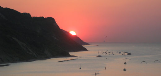 La sera del 20 luglio 2016 il sole tramonta dietro il San Bartolo