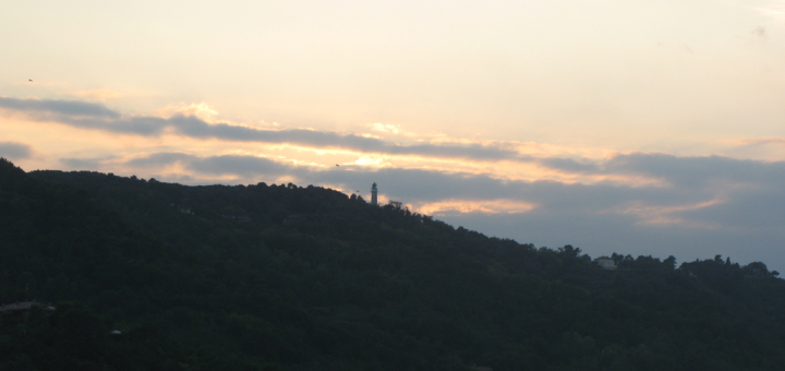 Colori al tramonto sul monte San Bartolo