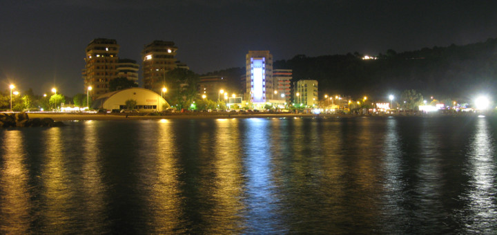 Panorama notturno della Baia Flaminia