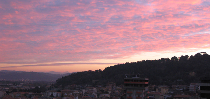 Giochi di nuvole e colori al tramonto in Baia Flaminia