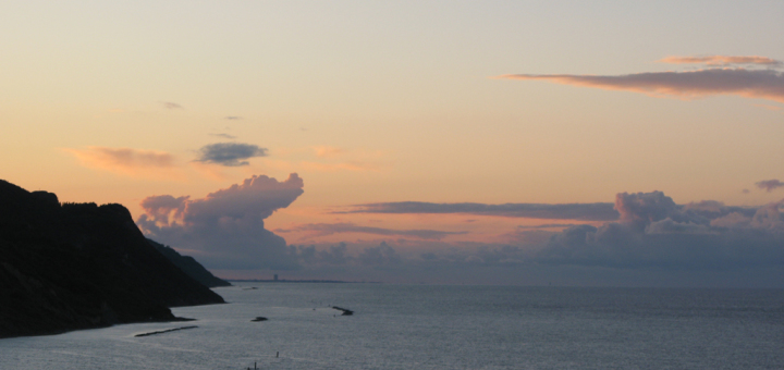 Giochi di nuvole al tramonto in Baia Flaminia