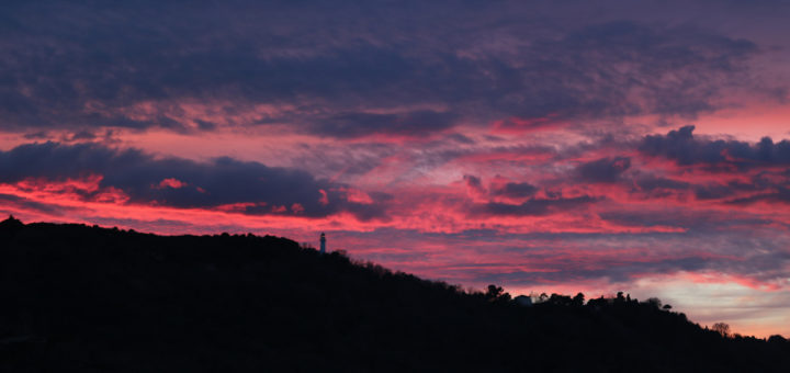 Nuvole colorate al tramonto sul San Bartolo il 7 marzo 2017