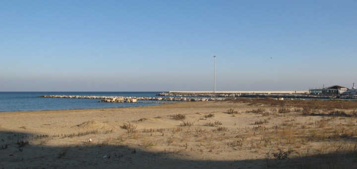 Spiaggia e porto dalla Baia Flaminia