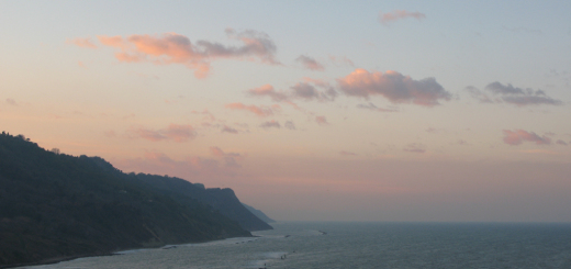 Cielo e nuvole rosa al tramonto in Baia Flaminia