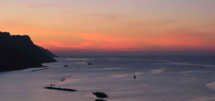 Cielo rosso all'orizzonte nel tramonto a Baia Flamimia