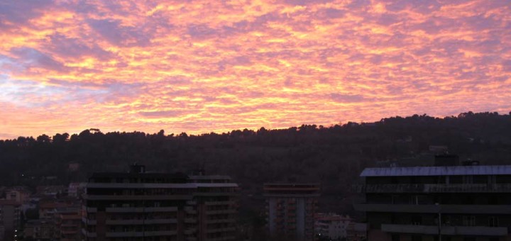 Effetto nuvole e tramonto nel cielo della Baia Flaminia