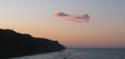 Tramonto a Baia Flaminia con particolare nuvola all'orizzonte