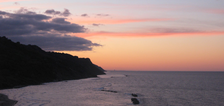 Nuvole colorate al tramonto in Baia Flaminia