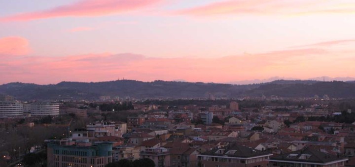 Panorama della città di Pesaro al tramonto