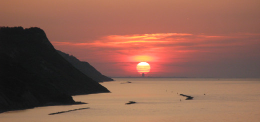 Il sole al tramonto tocca il grattacielo di Rimini