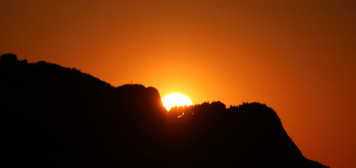 Il sole al tramonto si nasconde dietro il San Bartolo nella serata del 17 maggio 2017