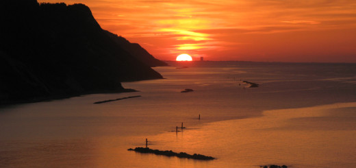 Tramonto del 25 maggio 2016, con il sole a fianco del grattacielo di Rimini