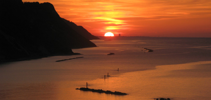 Tramonto del 25 maggio 2016, con il sole a fianco del grattacielo di Rimini