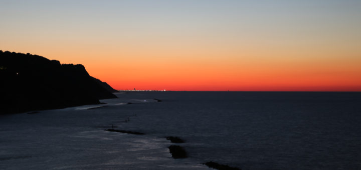 Rimini infuocata e con le sue luci al tramonto nella serata del 27 agosto 2016