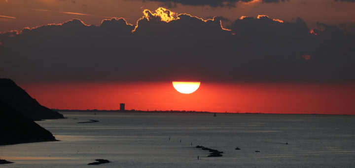 Tramonto sul mare con caratteristiche nuvole il giorno 7 giugno 2017 da Baia Flaminia