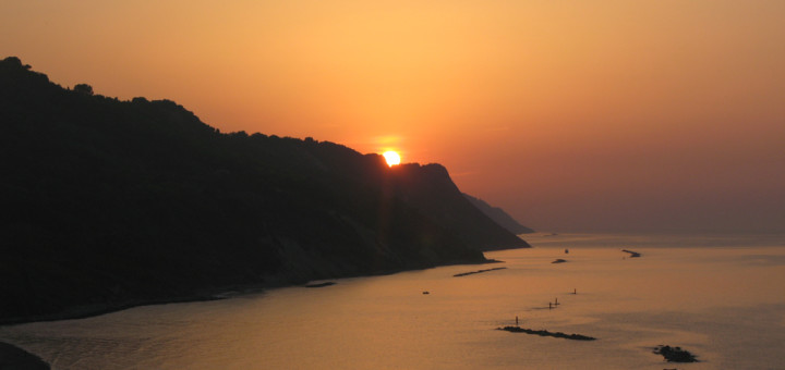 Il sole tramonta dietro il San Bartolo