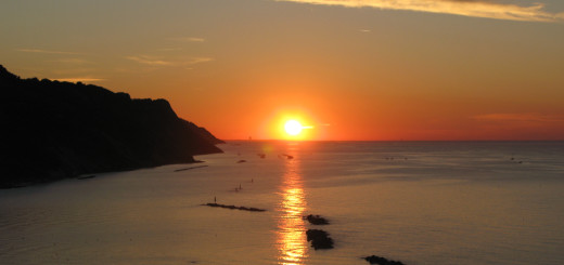 Tramonto sul mare con suggestive nuvole in cielo