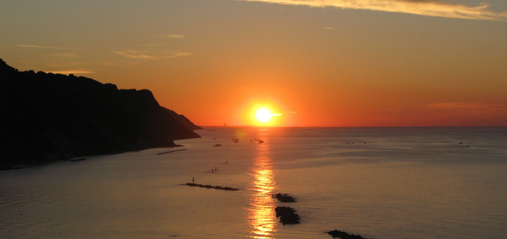 Tramonto sul mare con suggestive nuvole in cielo