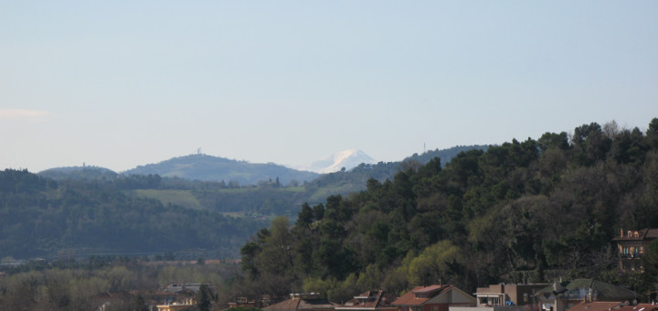 Visuale del Monte Catria da Baia Flaminia