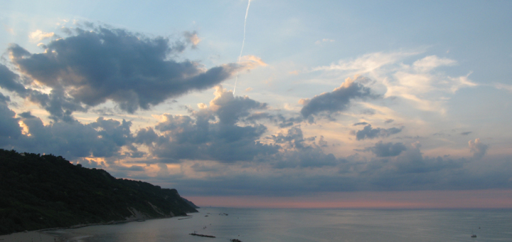 Giochi di luce tra le nuvole al tramonto in Baia Flaminia