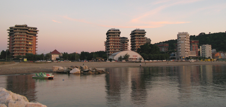 Panoramica di Baia Flaminia dal pennello sul fiume Foglia