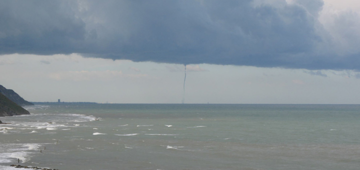 Tromba d'aria sul mare antistante Baia Flaminia