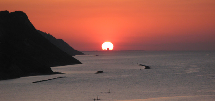 Il tramonto proprio sul grattacielo di Rimini